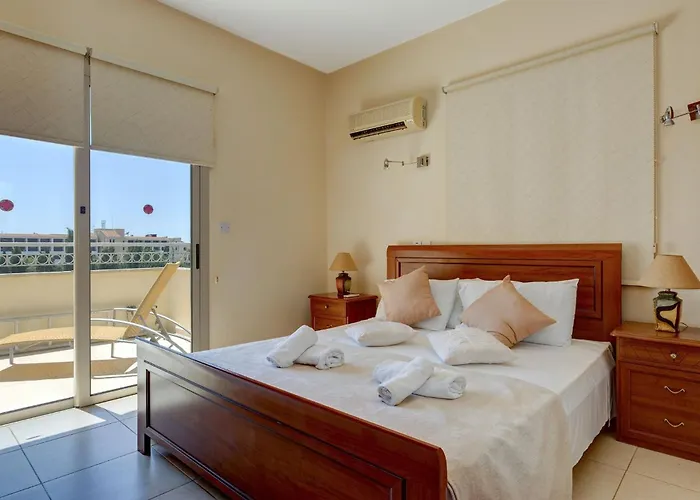 Villa Luxury Coral Bay Shanta 3 Bedroom Distant Sea Views Location