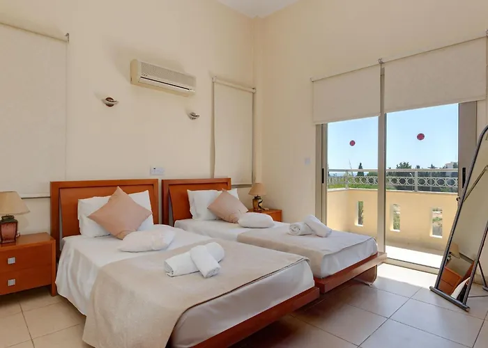 Villa Luxury Coral Bay Shanta 3 Bedroom Distant Sea Views Location