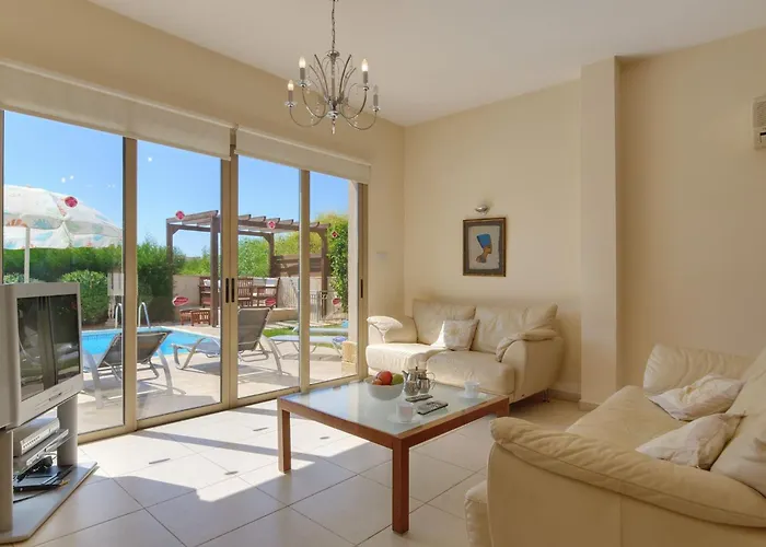 Villa Luxury Coral Bay Shanta 3 Bedroom Distant Sea Views Location *