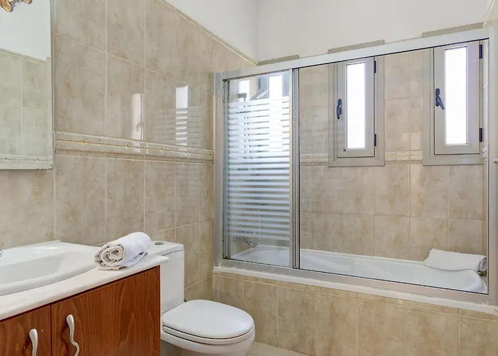 Villa Luxury Coral Bay Shanta 3 Bedroom Distant Sea Views Location