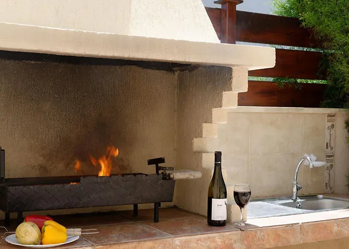 Luxury Coral Bay Shanta 3 Bedroom Distant Sea Views Location