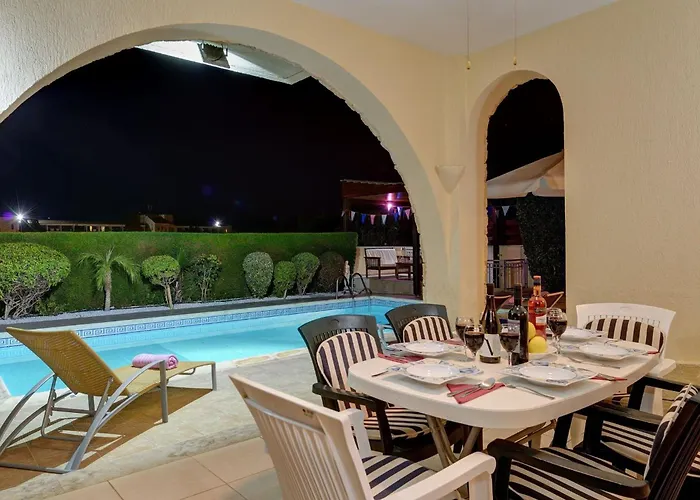 Villa Luxury Coral Bay Shanta 3 Bedroom Distant Sea Views Location