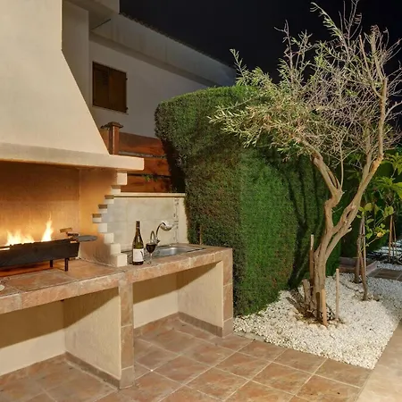 Luxury Coral Bay Shanta 3 Bedroom Distant Sea Views Location