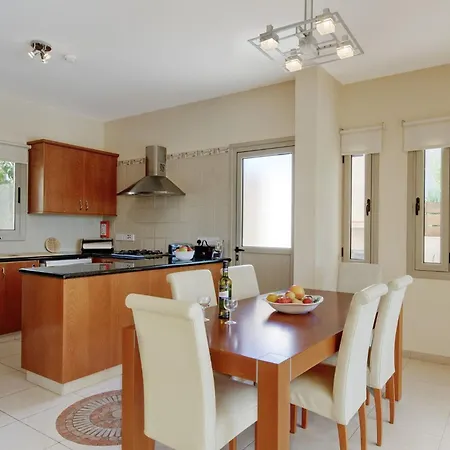 Luxury Coral Bay Shanta 3 Bedroom Distant Sea Views וילה