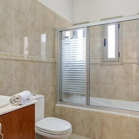Villa Luxury Coral Bay Shanta 3 Bedroom Distant Sea Views Location