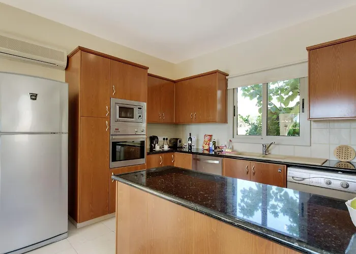 Vila Luxury Coral Bay Shanta 3 Bedroom Distant Sea Views *