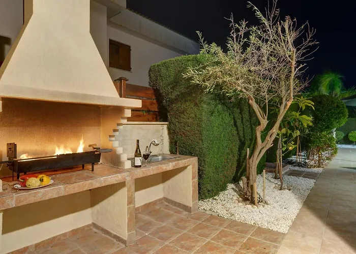 Luxury Coral Bay Shanta 3 Bedroom Distant Sea Views Vila *