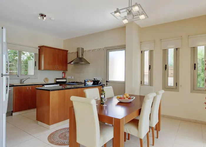 Luxury Coral Bay Shanta 3 Bedroom Distant Sea Views Vila